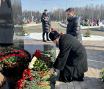 Возложение цветов у мемориала «Защитникам Родины» в городе Тула